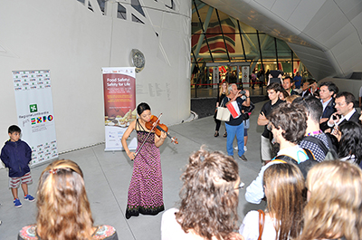 La violinista Lena Yokohama alla fine del convegno